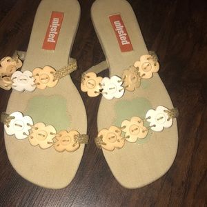 Unlisted sandals -